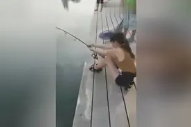美女钓手为拉大鱼上岸，也顾不上形象了图片
