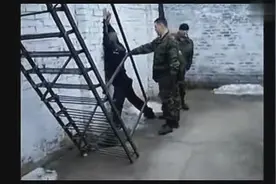 实拍俄罗斯监狱犯人放风视频 犯法是需要付出代价的！