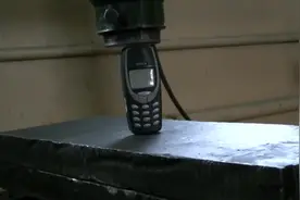 液压机碾压物品合集：砖头可乐诺基亚iPhone等，一次压个够图片