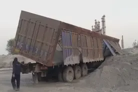 半挂自卸车，侧卸，这卸车卸的差点就翻了图片