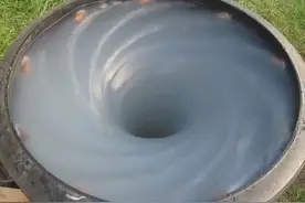 壮观的人造漩涡，中间形成了“黑洞”，看着有种莫名的恐惧感！图片