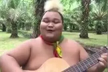 泰男子励志弹唱“我很胖，但很有魅力”图片