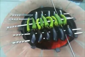 男子在院子里砌砖建造烧烤炉，和家人朋友一起烧烤，其乐无穷！图片