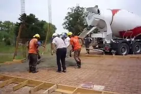 混泥土地面的快速铺建，路面找平用这种机器，看着挺爽的！图片