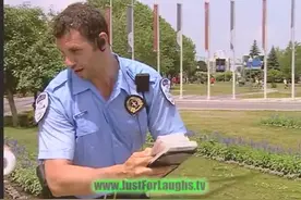 摄影师有急事走开了，路人帮忙拍照，接下来的一幕路人解释不清了图片