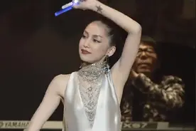 华语歌手最爱翻唱之一，这首万人合唱《雪之花》最后更是满满感动图片