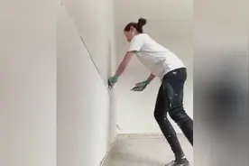 女子刮腻子，这自信的手法，超乎想象不输给任何人。图片