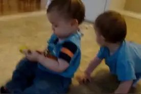 双胞胎抢玩具，兄弟俩互不相让，妈妈拿起摄像机做出记录图片