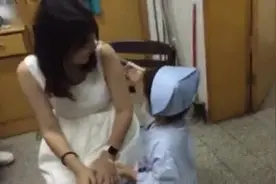 小小小护士给妈妈打针，萌的不要不要的！图片