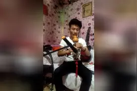 帅哥用葫芦丝演奏《荷塘月色》意境唯美，清新自然图片