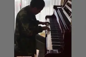无锡拾荒老人路过琴行情不自禁进去 一出手弹起琴太好了图片