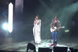 孙燕姿与周杰伦同台演唱，还未开嗓台下粉丝就已经歇斯底里的乱吼图片