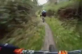 山地车急速高山速降 第一视角山崖风景一览无遗图片