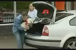 外国男子用一只狗狗恶搞路人图片