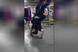 托马斯回旋，实拍纽约警察和街舞少年街头斗舞，最后几秒神舞姿！图片