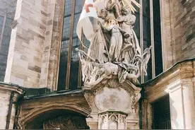 Baby吴秀波街头被偶遇 “欲望”组合维也纳同框图片