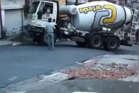 搅拌车爬不上坡，司机不愿放弃，看看司机是如何爬坡的！图片