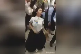 公司聚会销魂姐这舞姿，惹众人怀疑是不是过来砸场的视频封面