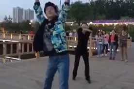 帅气小伙 VS 广场舞大妈的巅峰对决！大妈完败啊！视频封面