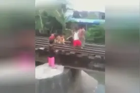 小孩子在火车轨道上玩游戏，看的我心惊胆跳，家长真放心！图片