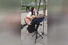北京街头女生弹唱《真的爱你》，真动听图片