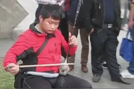 新生代小阿炳的二胡独奏《过火》，太感人了图片
