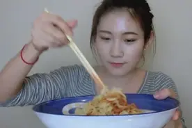 小美女自拍！韩国三样超辣火鸡拌面挑战图片