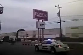 大货车卡在火车车轨上，火车呼啸而过，女子吓得惊声尖叫！图片