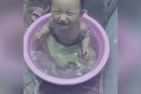 一岁宝宝爱洗澡，一盆水就这么玩完了！图片