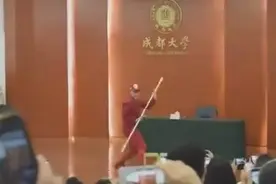六小龄童成都大学的精彩演讲，老艺术家的风采！图片