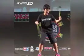 双手同时玩悠悠球，大神请收下我的膝盖图片