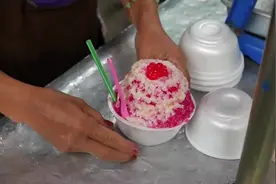 实拍曼谷街头刨冰制作过程，这分量真足，真是清热败火的美味啊！图片