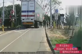 实拍大货车在铁轨上不能动弹，被飞速驶来火车撞翻图片
