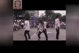 韩国高中生街头跳僵尸舞，又吓人又好看，真会玩视频封面