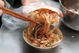 舌尖上的四川：肉夹馍不夹肉，夹凉皮。这是什么奇怪吃法？视频封面