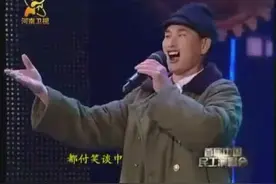 朱之文在民工演唱会上演唱《滚滚长江东逝水》，大衣哥就是个传奇图片