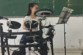文静妹子教室架子鼓独奏，太吸引目光了！图片