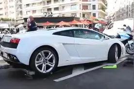 兰博基尼违反交规，交警前来拖车，看看是如何拖车的！