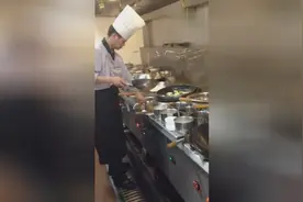 广东厨师灵巧的用平底锅炒菜