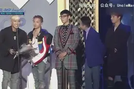 BigBang颁奖，胜利调戏Top，爆笑发言权志龙笑停不下来图片