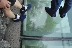 行走在天门山栈道上，双腿不由自主颤抖！图片