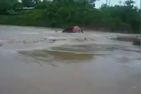 卡车冒险过河，瞬间变成潜水艇图片