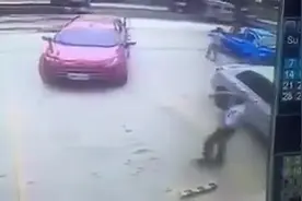 监控：女司机下车忘拉手刹车溜坡，保安才是亮点图片