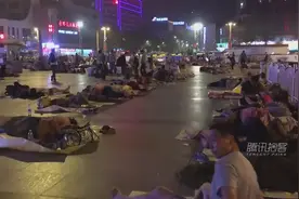 实拍郑州火车站广场变候车厅 旅客同睡一张床