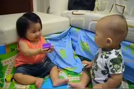 两个不会说话的小宝宝对话，两人沟通的好可爱图片