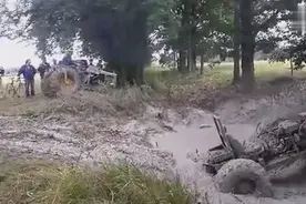 疯狂四轮拖拉机，都栽到泥里了！图片