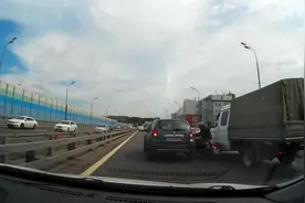 骑摩托男子穿越夹缝失败，真尴尬图片