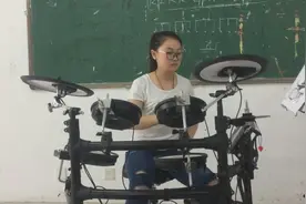 妹子教室里架子鼓独奏，太震撼了！图片