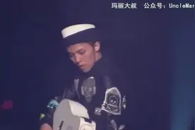 霸气权志龙，BigBang演唱会跳嗨，砸吉他撞话筒架，帅一脸图片