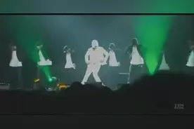 权志龙演唱会跳《Dangerous》，帅气致敬迈克尔杰克逊！图片